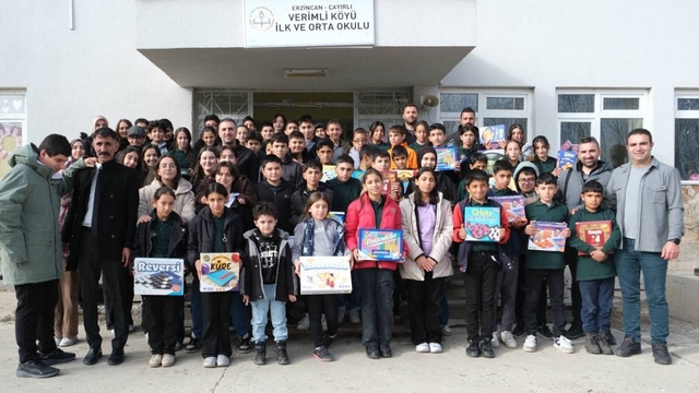 Erzincanlı öğrencilerden Verimli köyüne dostluk köprüsü