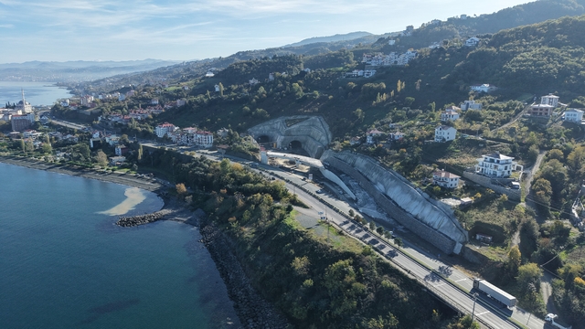 Güney Çevre Yolu'nda çalışmalar hızlandı, ilk etap 3 yıl içinde açılacak
Büyükşehir Belediye Başkanı Ahmet Metin Genç:
"Bu 54,3 kilometrelik bir yol; 16,5 km'lik Akçakale-Yıldızlı bölümü bir etap, Yıldızlı-Arsin arası ise ayrı bir etap olarak planlandı"
"Eğer her şey dilediğimiz gibi yolunda giderse, birinci etabı olan Akçakale-Yıldızlı arasındaki 16,5 kilometrelik kısmını üç yıl içinde açacağız"