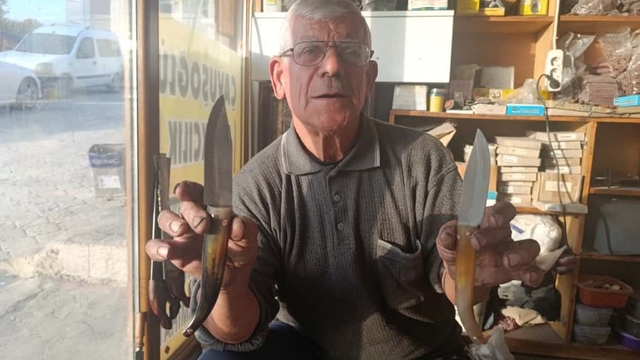 75 yaşındaki usta, baba mesleğini sürdürüyor, el işçiliği koç boynuzu bıçak üretiyor