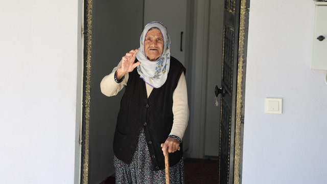 Depremde 41 ev ağır hasar almıştı, yıkılıp yapıldı: 90 yaşındaki Fatma nine yeni evine yerleşmenin mutluluğunu yaşadı