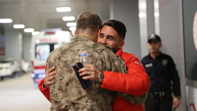 Bir bebek, bir isim, bir ömürlük gönül bağı
Şırnak'ta gönüller fethedildi, yeni doğan bebeğe "Volkan" adı verildi
Şırnak'ta polis-halk kardeşliğinin en güzel örneği yaşandı
Emniyet müdürünün adı yeni doğan bebeğe verildi