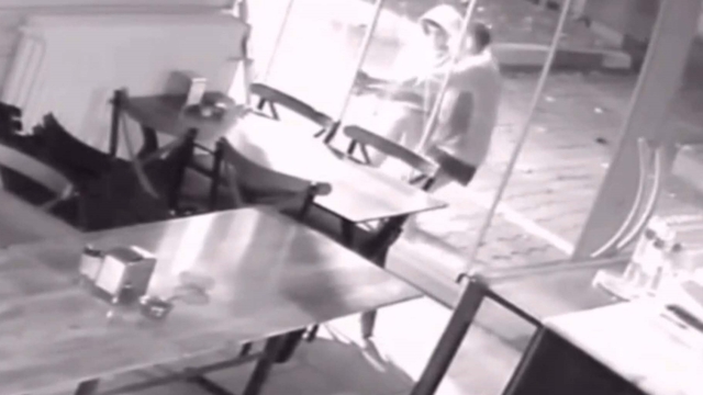 Şehri ayağa kaldıran hırsızlık zinciri
Esnaf 'Camları kırmayın, kasada para yok' yazısı astı
Önüne çıkan dükkanlara girmeye çalıştılar
Yaşlarından büyük işlere kalkıştılar