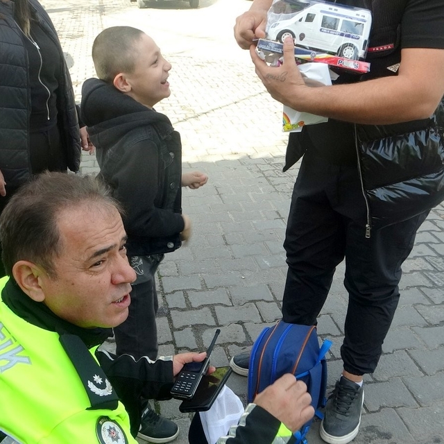 Muğla Trafik Şube Müdürü Haçan'dan özel ihtiyaçlı çocuğa anlamlı hediye