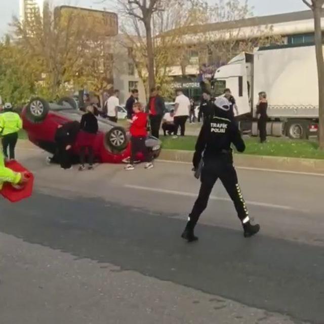 İki araç çarpıştı, takla atan otomobilde sürücü sıkıştı