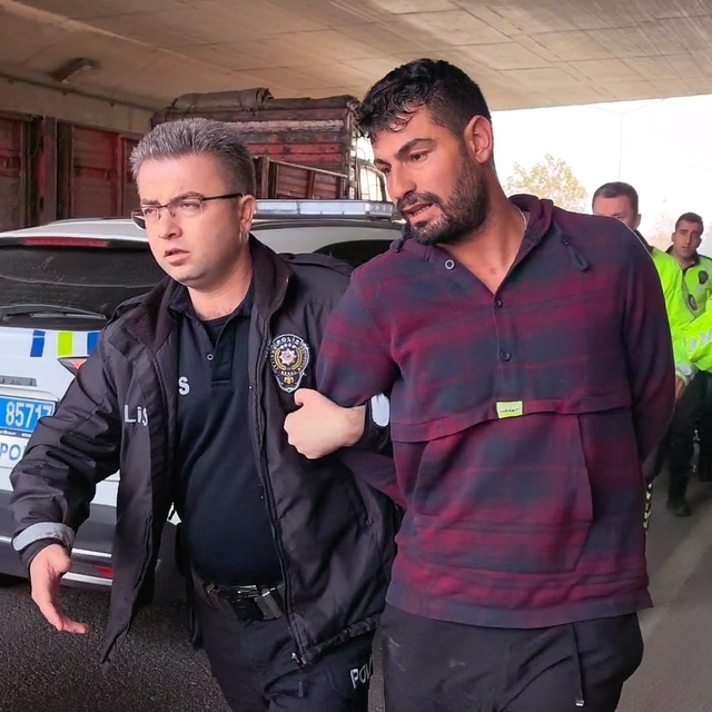 Uzun namlulu silahla cinayet işleyen zanlı, trafik polislerinin nefes kesen...