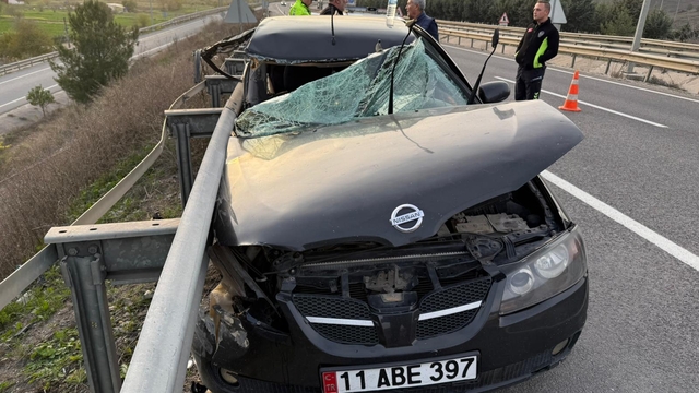 Bilecik'te bariyere çarpan otomobilin sürücüsü yaralandı
