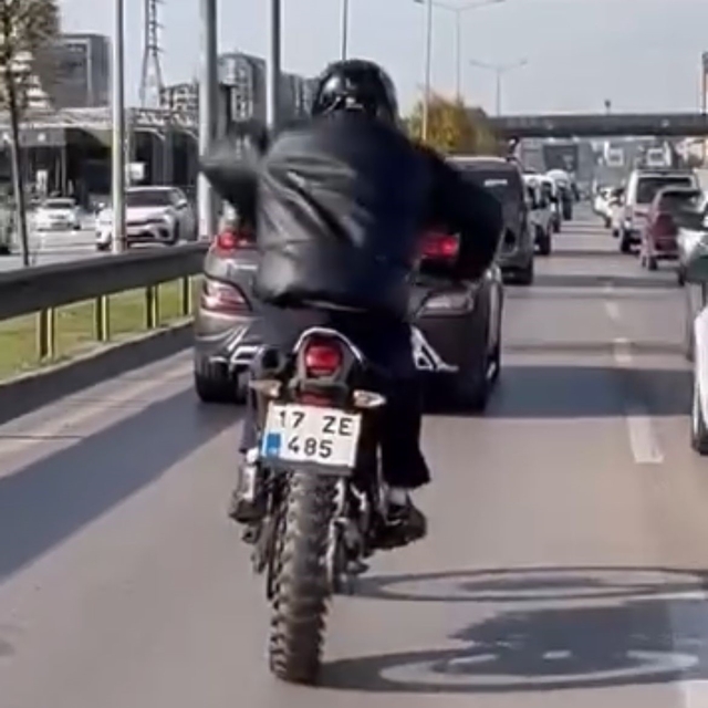 Motosikleti at sürer gibi sürdü
