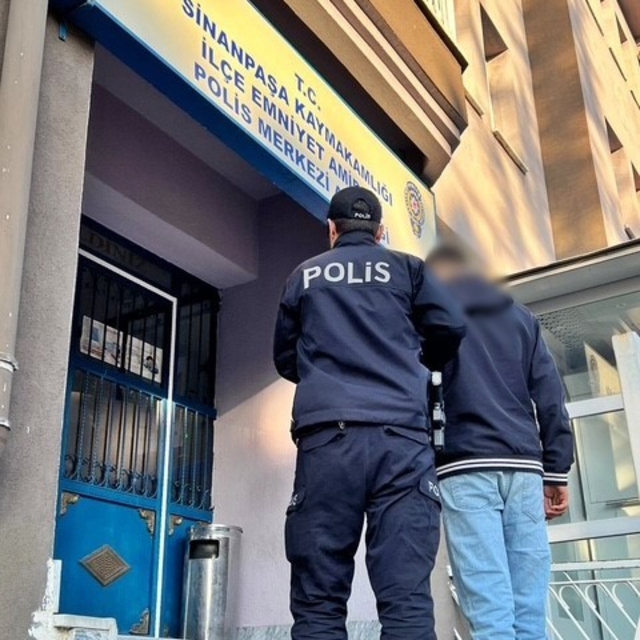 Hırsızlık suçundan aranan şahsı polis yakaladı