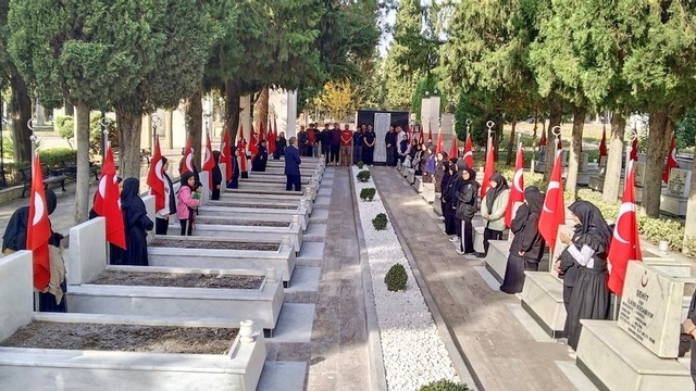 Denizli'de şehit öğretmenler dualarla yanıldı
