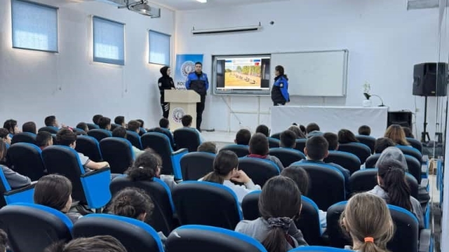 Ortaokul öğrencilerine polislerden eğitim