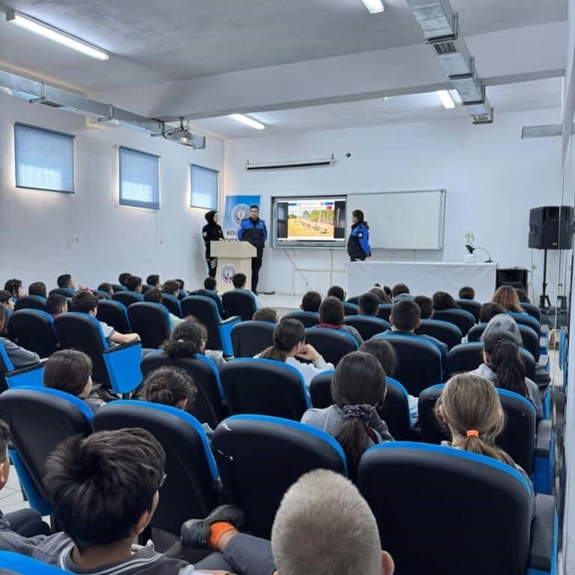 Ortaokul öğrencilerine polislerden eğitim