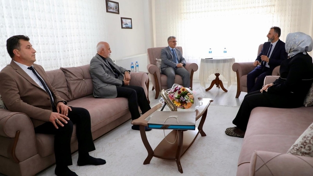 Niğde'de Vali Çelik'ten emekli öğretmene anlamlı ziyaret