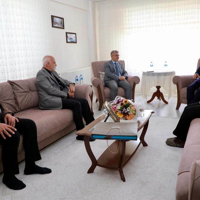 Niğde'de Vali Çelik'ten emekli öğretmene anlamlı ziyaret