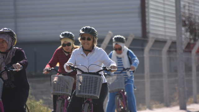 Konyalı kadınlar, bisiklet kullanmayı öğreniyor
