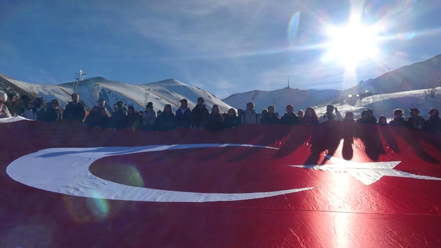 Erzurum'da 'Şiddete karşı tek yürek' yürüyüşü