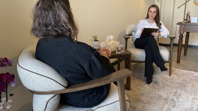 Modern yaşamda asosyalliğin yükselişi ve nedenleri
Uzmanı, sosyal kaygı ve sosyal geri çekilmenin sebeplerini anlattı
Psikolog Deniz Yetkinoğlu Gültekin:
"Araştırmalar, dijitalleşen dünyada kişinin anlamlı sosyal bağlar kurmakta zorlandığını gösteriyor"
"Asosyallik bireyin zayıflığı değil, modern yaşamın karmaşık taleplerine verilen insani bir tepki"