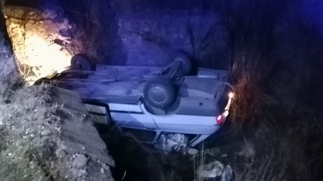 Köpeğe çarpmamak için direksiyonunu kırdığı otomobil kanala düştü: 1 yaralı