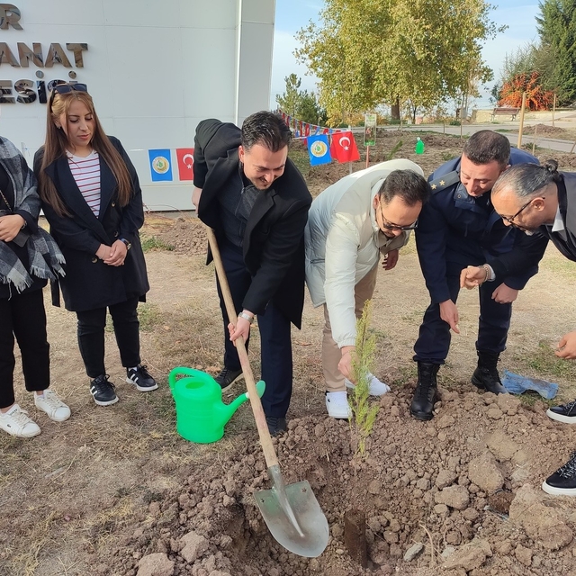 Beyşehir'de fidanlar toprakla buluştu