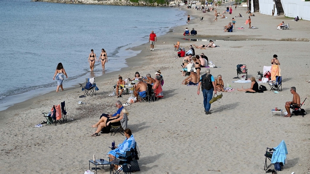 Kuşadası'nda sahiller doldu; denize girdiler