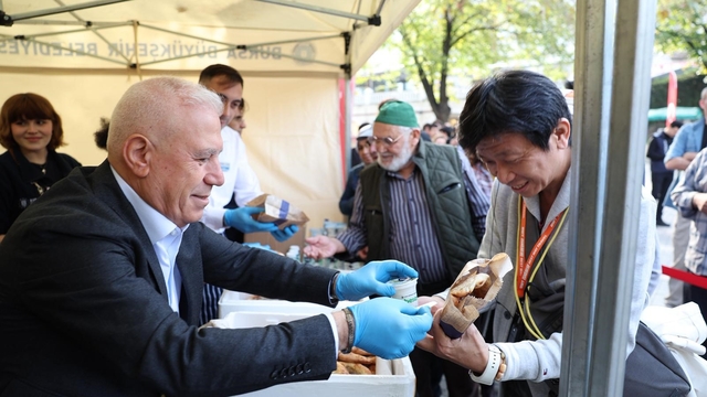 Dünya Cantık Günü'nde ücretsiz ikram edildi, yabancı turistler lezzetine hayran kaldı
Bursa'nın coğrafi işaret alan gastronomi ürünlerinden Cantık, Dünya Cantık Günü'nde Büyükşehir Belediyesi tarafından vatandaşlar ile turistlere ücretsiz olarak ikram edildi
2.Elizabeth'in Bursa'da ziyaret ettiği Kozahan önündeki stantta Tayvanlı turistler ücretsiz ikram edilen cantığa hayran kaldı
Vatandaşlara kendi elleriyle ücretsiz cantık ikram eden Büyükşehir Belediye Başkanı Mustafa Bozbey:
"Bursa'mızın gastronomi simgesi tescilli cantığı 22 Kasım Dünya Cantık Günü'nde Bursalılar ile turistlere ücretsiz ikram ediyoruz"
Cantık işletmecisi Gökhan Korucuoğlu:
"Bursa cantığı, hamuru, iç kıvamı ve piştiği odunun ateşiyle ön plana çıkıyor"