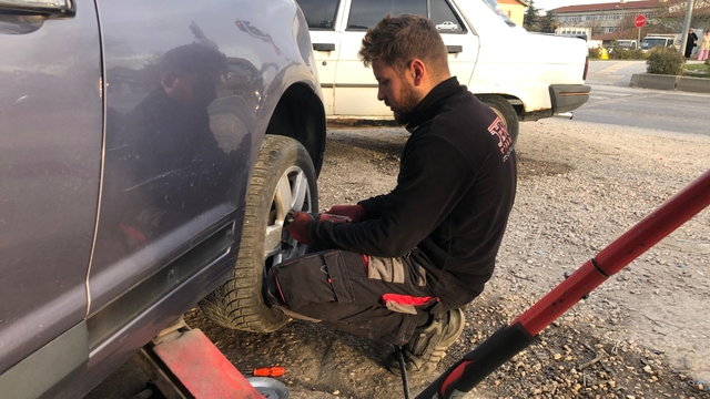Kış lastiği sadece karda değil 7 derecenin altında hayati önem taşıyor
Lastikçilerde kış mesaisi başladı, sürücülere 'karı beklemeyin' uyarısı
Uzmanından lastik ömrü uyarısı: "Dişleri sağlam olsa da 5 yılı geçen lastiği kullanmayın"
Balans ayarı yapılmayan kış lastiği aracın ön takımına zarar veriyor
Lastik değişim ücretleri bu yıl 800 ile bin 500 lira arasında değişiyor