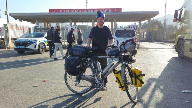 Bisikleti ile umre yolculuğuna çıkan emekli işçi, Cilvegözü'nden Suriye'ye geçti