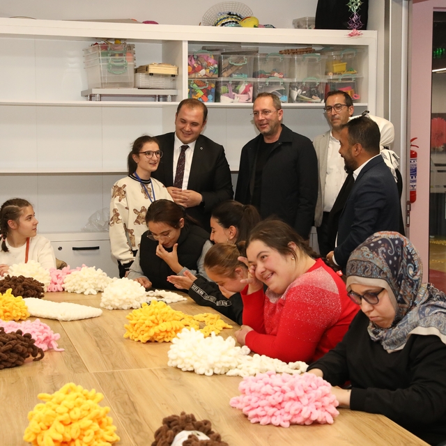 Özel kız öğrencilerinin el emeği atkıları, sevgi evlerindeki çocukları ısıt...