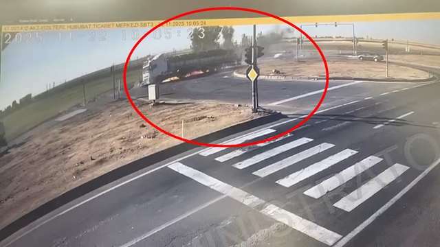 Mardin'de 3 aracın karıştığı kazada TIR alev aldı; o anlar kamerada