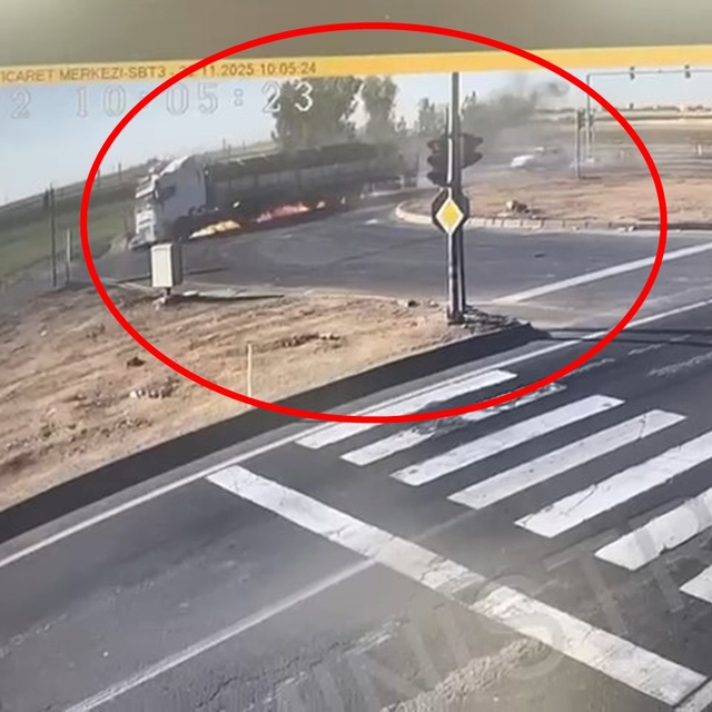 Mardin'de 3 aracın karıştığı kazada TIR alev aldı; o anlar kamerada