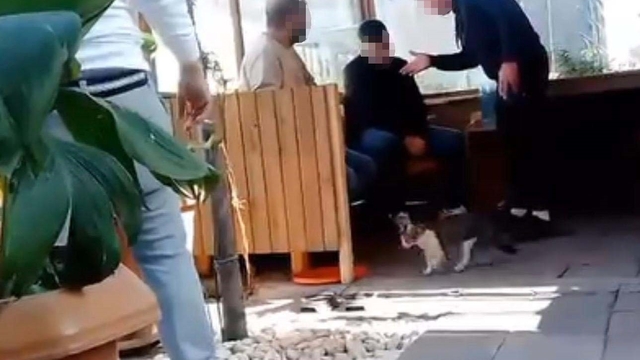 İzmir'de hırsızlık yaptığı öne sürülen taksi şoförüne darp