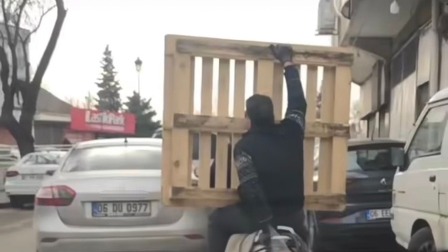 Gaziantep'te tehlikeli yolculuk: Motosiklet üzerinde palet taşıdı