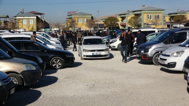 Van açık oto pazarında fiyatlar Türkiye ortalamasının üzerinde
Van'da ikinci el araçta yüksek fiyatlar alım-satımı durma noktasına getirdi