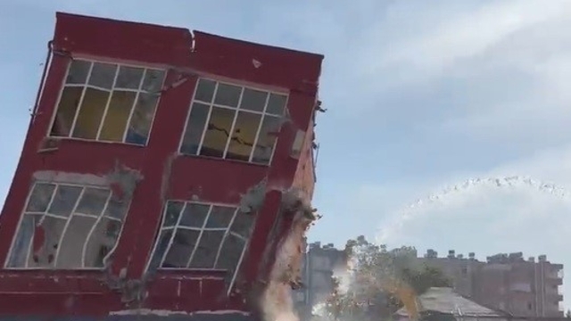 Mersin'de 2 katlı bina titreşimle yıkıldı