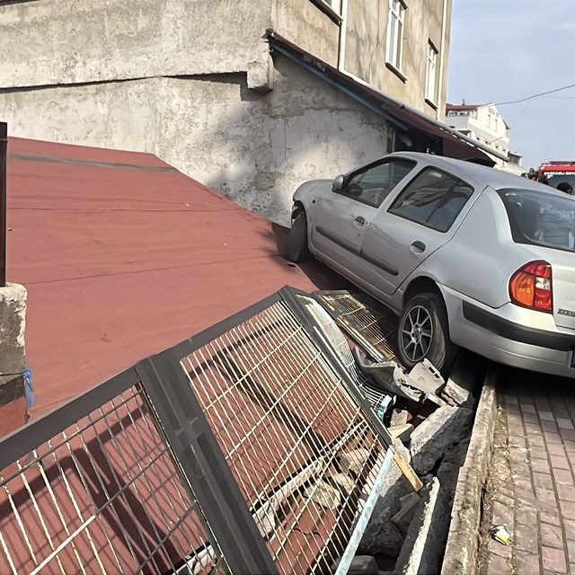 Park halindeki hafif ticari araca çarpan otomobil, evin çatısına çıktı