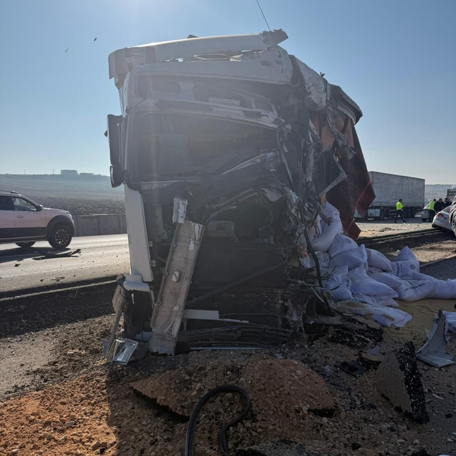 Diyarbakır'da 3 aracın karıştığı kaza; 1'i ağır 3 yaralı