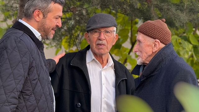 Başkan Çetinkaya, vatandaşların taleplerini dinliyor