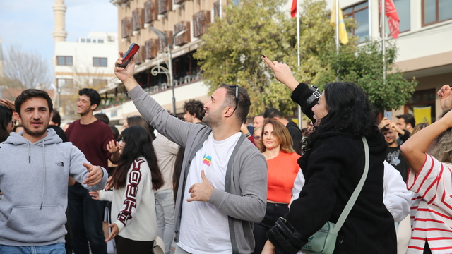 Edirne'deki festivalde dansçılar ve vatandaşlar dans etti