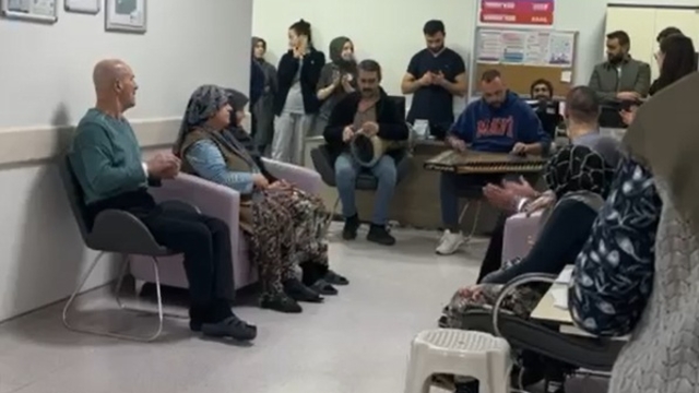 Palyatif servisteki hastalar, canlı müzikle moral buldu