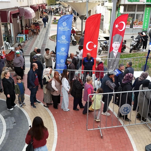 Kuyucak'ta binlerce fide vatandaşlarla buluştu