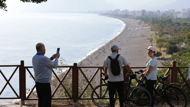 Antalya'da güneşli havayı fırsata çeviren vatandaşlar sahillerde yoğunluk oluşturdu