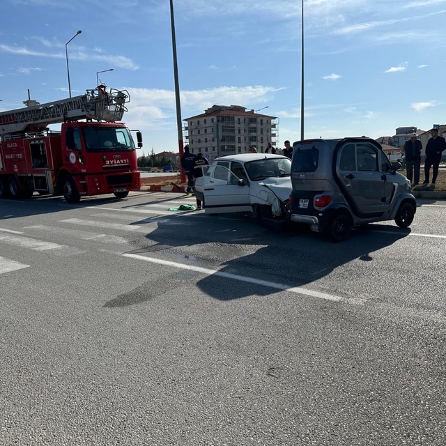 Çorum'da otomobil ile elektrikli araç çarpıştı: 3 yaralı