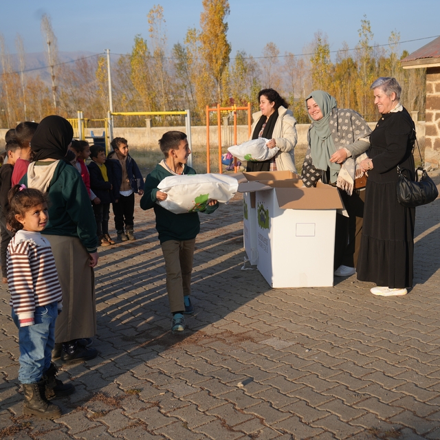 Almanya'dan Muş'a gönülleri ısıtan yardım: Bin çocuğa kışlık yardım