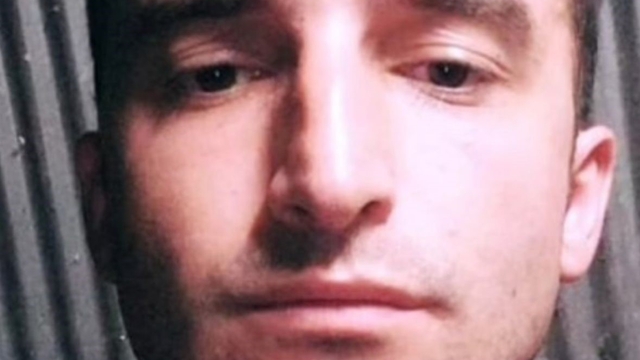 Göreve gelmeyen polis memuru, kendisini kontrol için gelen mesai arkadaşları tarafından ölü bulundu
Polis memuru evinde başından vuruşmuş halde ölü bulundu