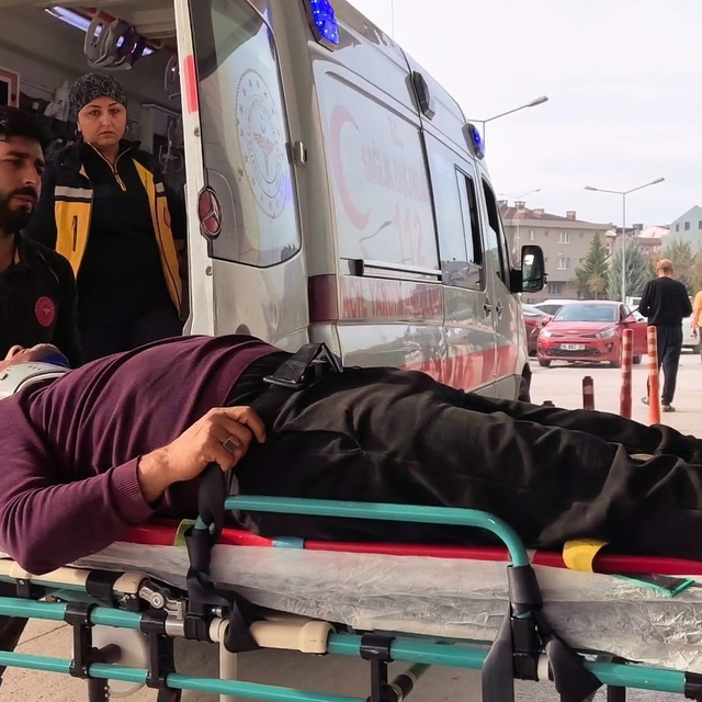 Kontrolden yükünü boşaltan kamyon devrildi : 1 yaralı