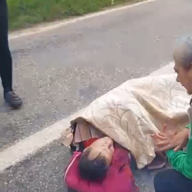 Otomobil, bisikletli grubuna çarptı: 2 yaralı