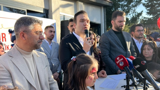 AK Parti Gençlik Kolları Genel Başkanı Yusuf İbiş: "Çocuklar için daha adil bir dünyayı hep birlikte inşa edeceğiz"
"Biz Terörsüz Türkiye'nin gençleri olarak kararlıyız, Terörsüz bir Türkiye mümkünse, terörsüz bir dünya da mümkündür"
"Terörsüz Türkiye, tüm mazlum coğrafyaların çocukları için de yeni bir barış çağının habercisidir"