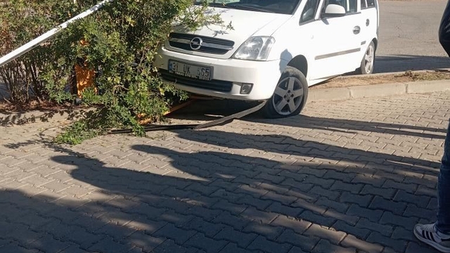 Hastane bahçesine girmek isteyen sürücü refüje çıktı