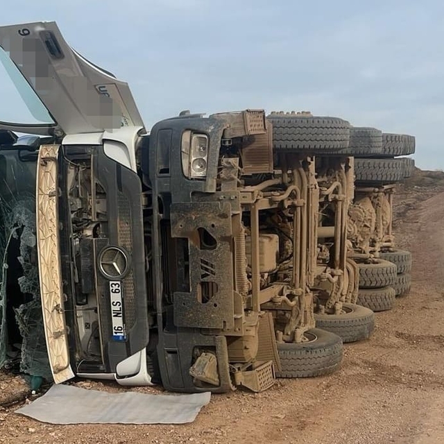 Yük boşaltırken devrilen hafriyat kamyonun sürücüsü ağır yaralandı