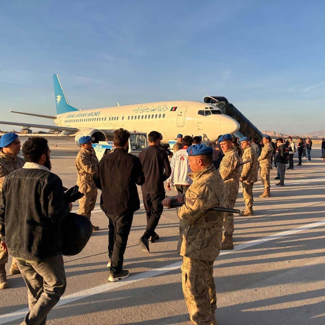 Afganistan uyruklu 300 düzensiz göçmen ülkelerine gönderildi