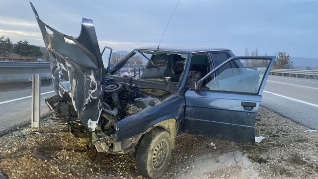 Çorum'da otomobil bariyere çarptı: 2 yaralı